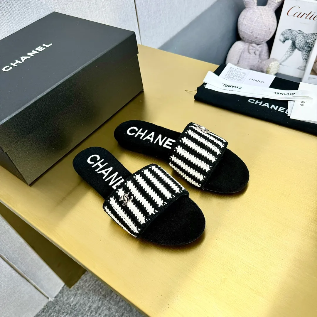 👟👟Ex-factory price 440👟👟 The top version of Chanel Chanel 24P catwalk style flip-flops, sandals. A pair of summer slippers that are super beautiful and increased in height. The cloth surface is younger and more fashionable than leather. The upper foot is too friendly for girls, a perfect height-increasing artifact! Upper: original customized cloth/calf leather lining: sheepskin water table/outsole: original molding, genuine leather outsole Size: 35-39 (40/41 customized)